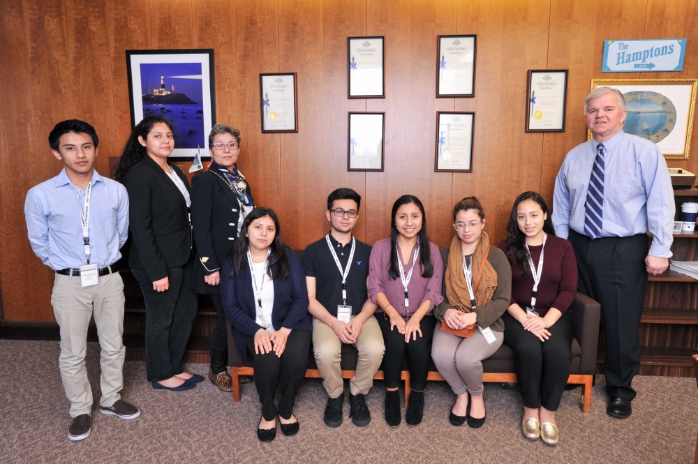 On Monday March 27, 2017, Assemblyman Fred W. Thiele, Jr. (I, D, WF, WE -Sag Harbor) welcomed students from the Angelo Del Toro Puerto Rican/Hispanic Youth Leadership Institute who were in Albany as p