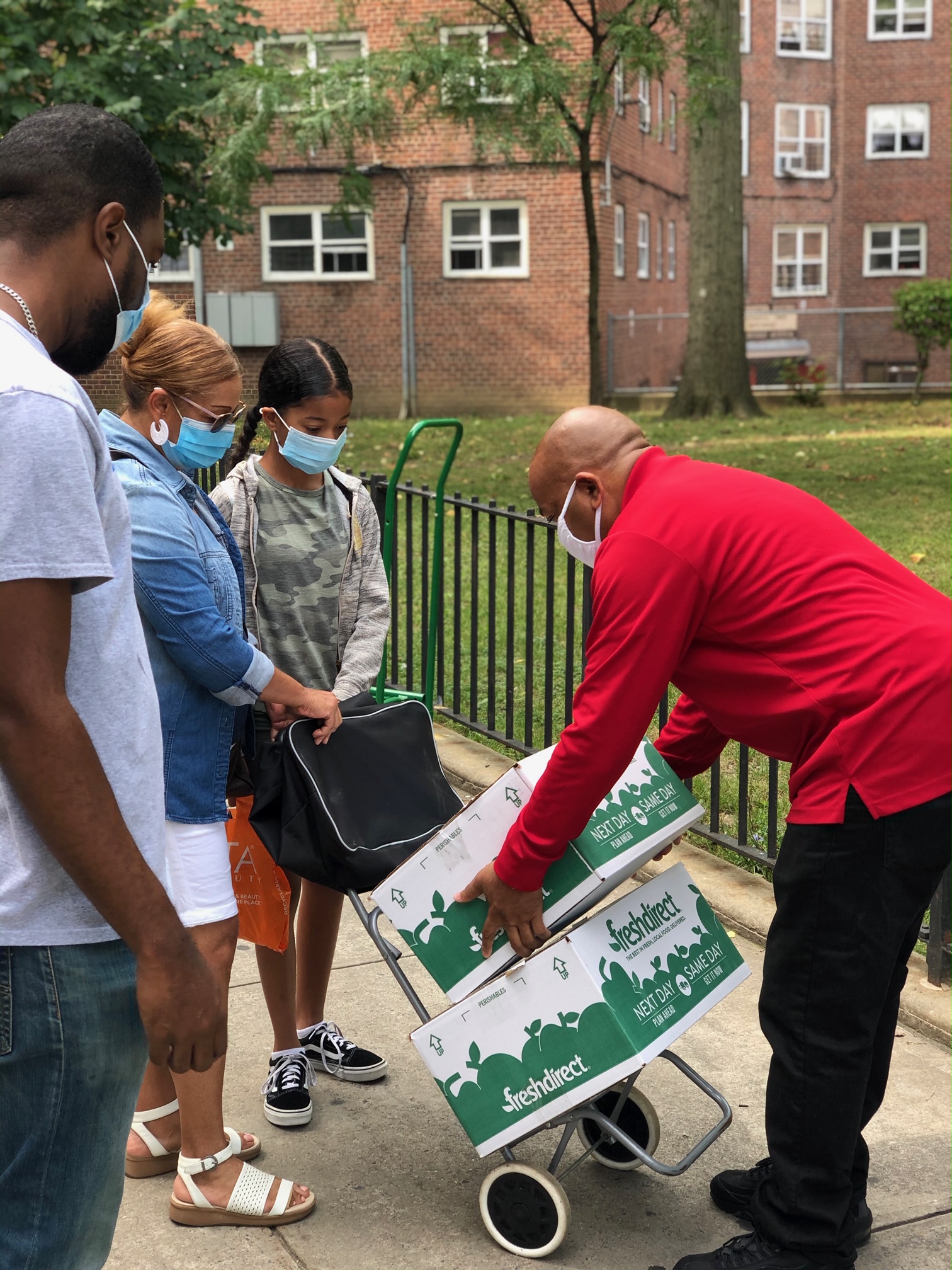 #TeamHeastie delivered food boxes from Fresh Direct to NYCHA Edenwald.