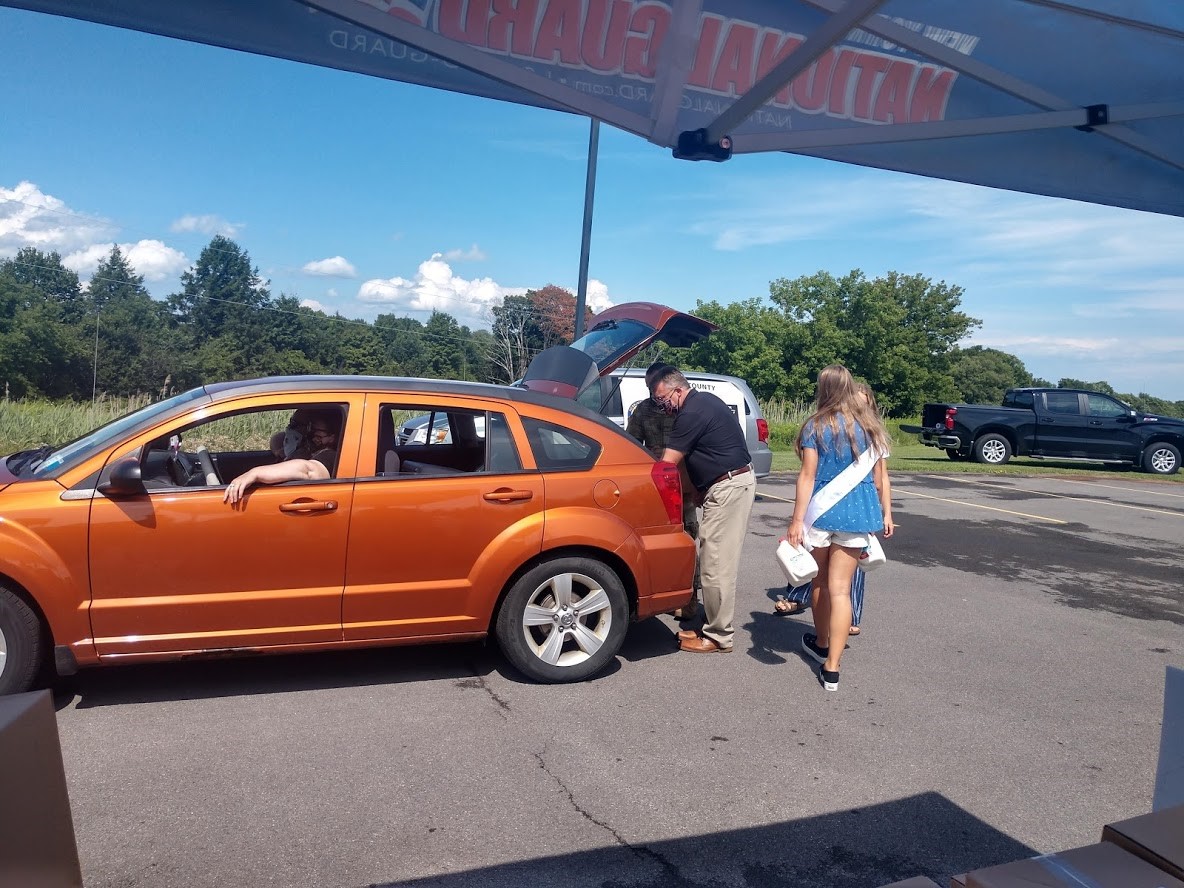 B Miller Helps with Local Food Drive PHOTO